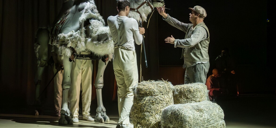 Velbloud v zemi nikoho v Horáckém divadle otevírá otázku, co zůstane z lidí, když odejde doba, která je formovala