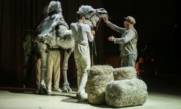 Velbloud v zemi nikoho v Horáckém divadle otevírá otázku, co zůstane z lidí, když odejde doba, která je formovala
