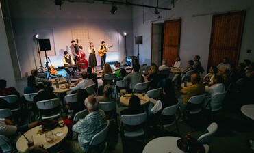 Divadelní dvorek ožívá, připravujeme léto plné divadla i živé hudby