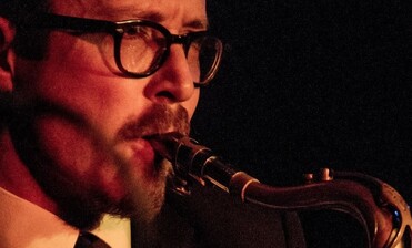 Saxofonový duel na říjnovém Jazzovém večeru - Osian Roberts a Ondřej Štveráček 