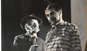 Černá kočka přes cestu