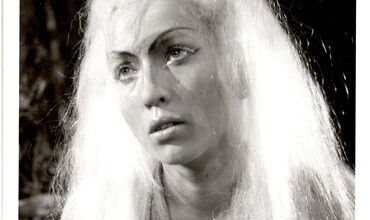 Dívka s bílými vlasy