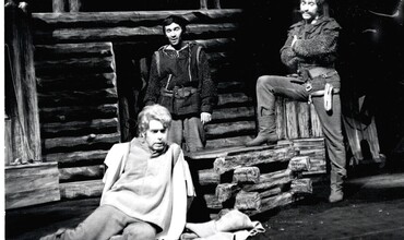 Dva na koni a jeden na oslu