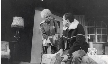 Postel plná cizinců